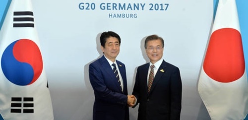安倍晋三首相（左）と文在寅大統領がことし７月７日午前（現地時間）、ドイツ・ハンブルクのＧ２０首脳会合で韓日会談を行った様子。（写真＝青瓦台写真記者団）