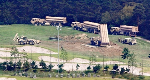 在韓米軍が７日午前、慶北星州ＴＨＡＡＤ基地で発射台の設置作業をしている。ＴＨＡＡＤ体系の残りの発射台４基の臨時配備がこの日、完了した。
