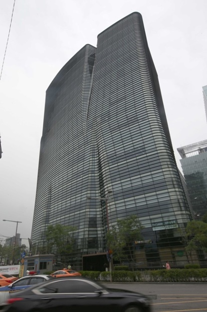 新築工事が始まったことで２０１５年７月に日本大使館はソウル・鍾路区のツインツリータワーの臨時庁舎に移転した。