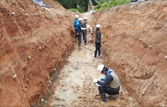 韓国地質資源研究院の研究陣が昨年９月、慶州地震が起きた震源地近くの土地に穴を掘って最近起きた地殻変動を調べるトレンチ調査を行っている。（写真＝韓国地質資源研究院）