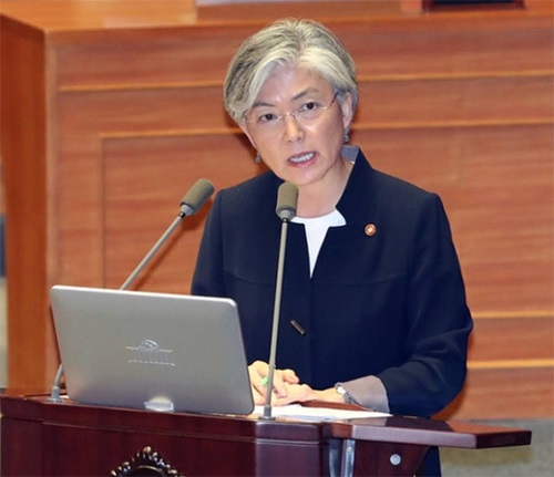 １２日、国会に出席した康京和外交部長官が正しい政党の金栄宇議員の質問に答えている。