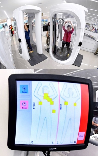 １４日、仁川国際空港第２ターミナルのオープンを控えて総合試験運用点検が実施された。仮想の旅客が、超音波を利用した円筒形スキャナで検査を受けている（上の写真）。疑わしい物質がある場合はその部位を色付きで表示してくれる（下の写真）。