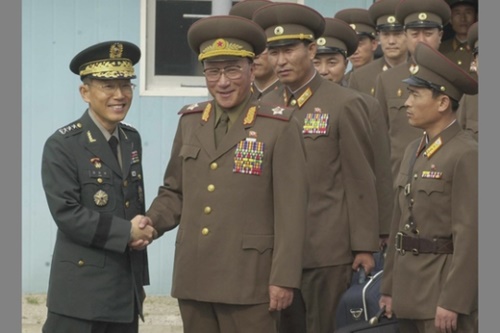 ２０００年に板門店（パンムンジョム）で金鎰チョル（キム・イルチョル）北朝鮮人民武力部長を迎えた。（中央フォト）