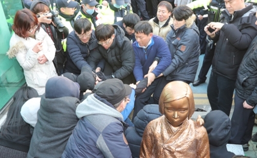 昨年１２月２８日、釜山の日本領事館前で、少女像設置を推進する市民団体のデモ隊の座り込みが釜山東区庁の職員によって解散させられている。