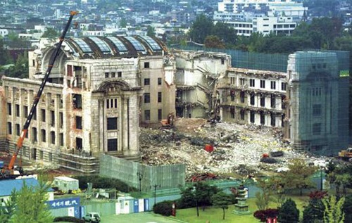 １９９６年１０月２９日、外壁が取り壊されて内部が表れた旧朝鮮総督府の建物。同年１１月１３日に完全撤去された。