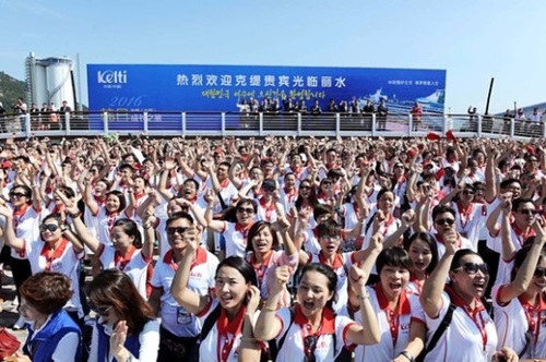 昨年９月、中国の国慶節連休を控えて全羅南道麗水（チョルラナムド・ヨス）に訪れた中国のＫｅｌｔｉグループの役職員３４００人が歓呼している。（写真提供＝麗水市庁）