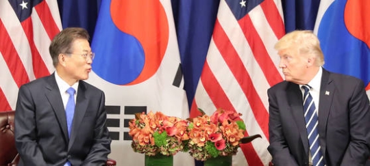 文在寅大統領が２１日午前（現地時間）、米ニューヨークのロッテパレスホテルでトランプ米大統領と韓米首脳会談をしている。（写真＝青瓦台写真記者団）