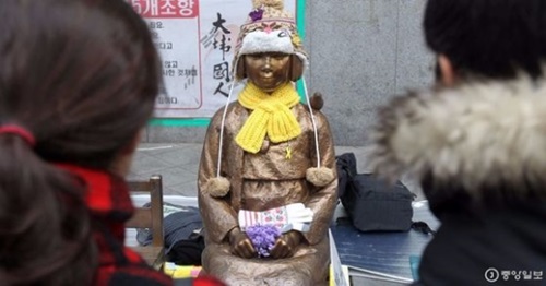 ３日、ソウル中学洞駐韓日本大使館前の慰安婦少女像の周りに韓日慰安婦交渉に反対する「平和の蝶」会員たちが少女像を守っている。