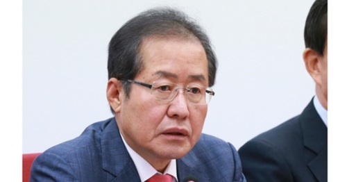 韓国野党「自由韓国党」の洪準杓代表が２９日午前、ソウル汝矣島の党事務所で開かれた記者懇談会で発言している。