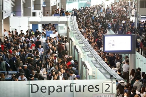 中国人観光客の減少と自国民の海外旅行の増加で８月の旅行収支は１４億１０００万ドルの赤字を記録した。秋夕連休を控えた２９日午前、仁川国際空港出国フロアが旅行客で混みあっている。