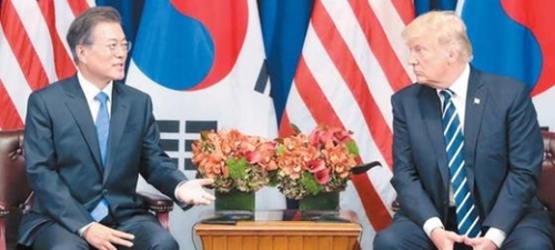 ９月２１日、米国ニューヨークで首脳会談中の文在寅大統領（左）とドナルド・トランプ米国大統領（写真＝青瓦台写真記者団）