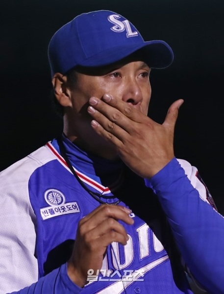 ３日、大邸サムスンライオンズパークで行われた引退式で涙を拭っている李承ヨプ内野手。