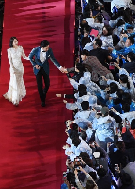 １２日午後、釜山海雲台の映画の殿堂で開かれた第２２回釜山国際映画祭開幕式で、司会の俳優のチャン・ドンゴン（右）と少女時代のユナが入場している。