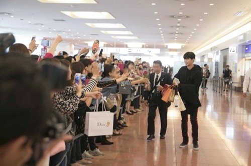 １２日午前、羽田空港で多くのファンの出迎えを受けて日本に入国する俳優パク・ソジュン。