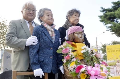 マイク・ホンダ元議員（左）と慰安婦被害者が１３日、韓国忠北報恩郡で開かれた平和の少女像除幕式に参加した。