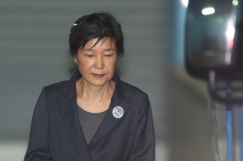 朴槿恵前大統領が１０日午後、ソウル中央地裁で開かれた続行公判を終えた後、護送車に向かっている。