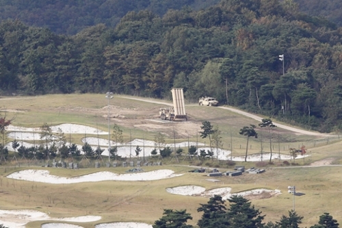 朝鮮労働党創建記念日の１０日、慶尚北道星州（ソンジュ）ゴルフ場で在韓米軍の高高度防衛ミサイル（ＴＨＡＡＤ）発射台が空に向いている。この日、合同参謀本部は北朝鮮の核実験やミサイル発射など挑発の可能性に備えて軍当局が万全の準備体制を整えていると明らかにした。