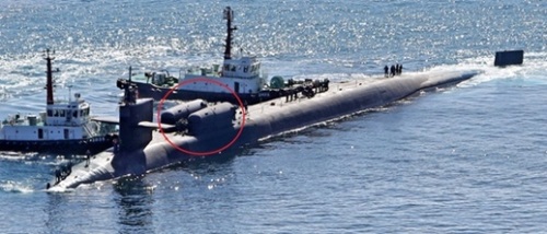 今月１３日、釜山に入港している原子力潜水艦「ミシガン」（ＳＳＧＮ　７２７）。赤く囲んである部分の円筒が小型潜水艇（ＳＤＶ）を収容する特殊容器（ＤＤＳ）だ。