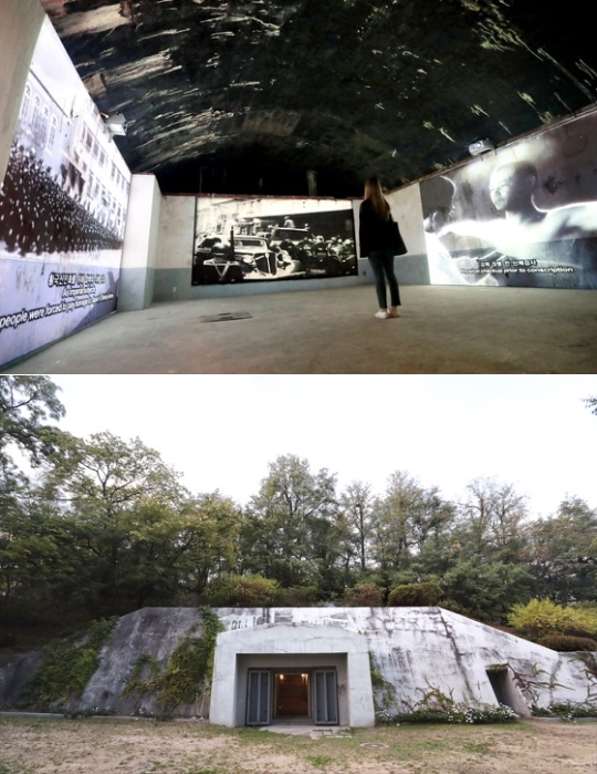 １９日、芸術空間として開放された慶熙宮防空壕でメディアアートを鑑賞している市民（上）。下の写真は慶熙宮防空壕の入口。