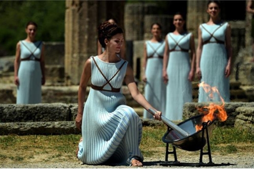 ギリシャ・オリンピアの古代神殿で太陽光を使って採火している様子（写真提供＝文化体育観光部）