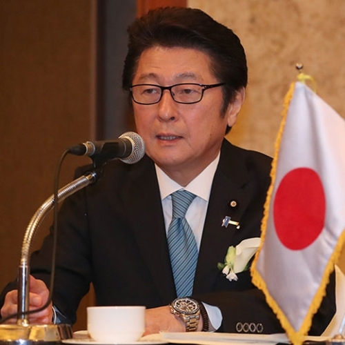 松山政司１億総活躍担当相は１９日、ソウルロッテホテルで記者会見し、少子高齢化問題に韓国側と共同で取り組んでいくと述べた。