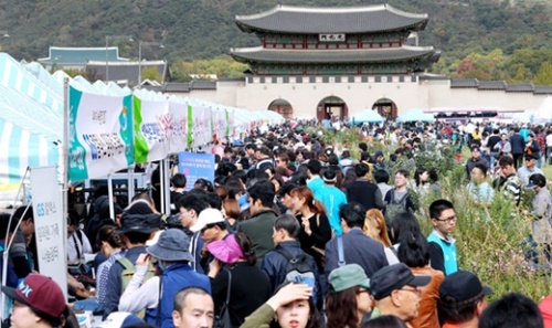「２０１７年ウィアジャ分け合い市場」が２２日、ソウル・釜山・大邱・大田で開かれた。この日、ソウル光化門（クァンファムン）広場の分け合い市場には２０万人余りの市民が参加した。