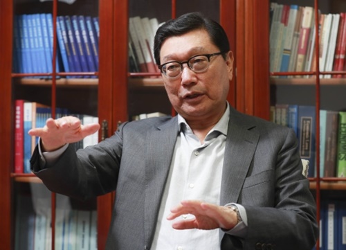 鄭徳亀ＮＥＡＲ財団理事長が１９日、ソウル汝矣島の財団事務室で中央日報紙とのインタビューに応じている。