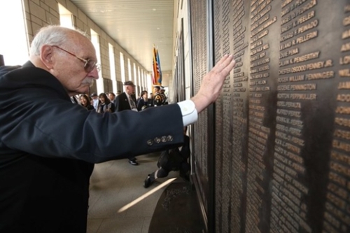 ジン・ポール・ホワイトさん（９０）が２５日、ソウル龍山（ヨンサン）戦争記念館で戦死した戦友の名前を探している。