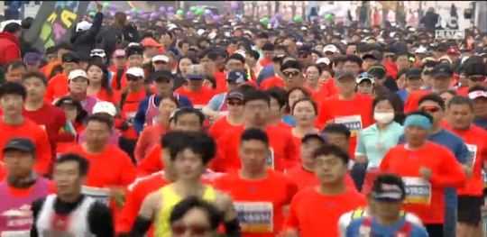 ５日午前、ソウルの蚕室総合運動場広場から２０１７中央ソウルマラソン参加者がスタートした。（写真＝ＪＴＢＣ中継画面キャプチャー）