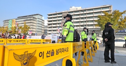 トランプ米国大統領の国賓訪韓（７～８日）を翌日に控えた６日午後、ソウルの米国大使館近くで警察が警戒勤務をしている。