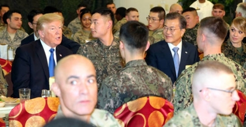文在寅大統領とドナルド・トランプ米大統領が７日、京畿平沢駐韓米軍基地であるハンフリーズで韓米両国軍将兵と午餐会を開いている。（写真＝共同取材団）