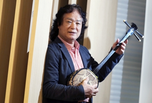 喜納昌吉さんが７日、ニシキヘビの皮で作られた沖縄伝統楽器の三線を手にしてポーズを取っている。