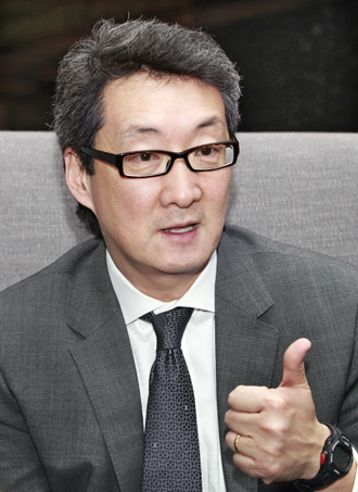 中央日報とのインタビューに応じた米戦略国際問題研究所（ＣＳＩＳ）韓国部長のビクター・チャ氏。