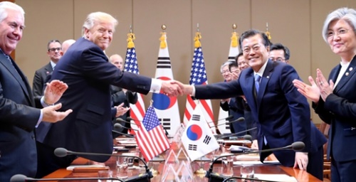 文在寅大統領が７日、青瓦台で韓国を国賓訪問したトランプ米国大統領との拡大首脳会談に先立ち、握手を交わしている。