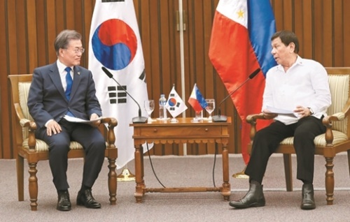 １３日、フィリピン・マニラの国際コンベンションセンターで、首脳会談を行っている韓国の文在寅大統領（左）とフィリピンのロドリゴ・ドゥテルテ大統領。