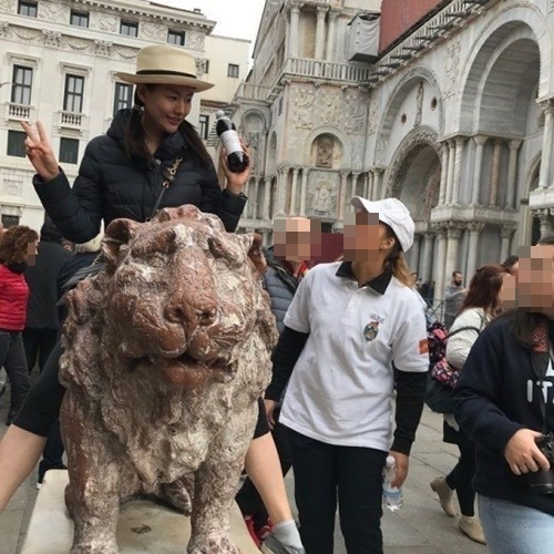 女優ソ・ユジョンがイタリアで文化財のライオン像に馬乗りになっている写真。現在、該当のＳＮＳからは削除されている。（写真＝本人のＳＮＳ）