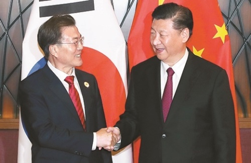 アジア太平洋経済協力会議（ＡＰＥＣ）首脳会議に出席した文在寅大統領と中国の習近平国家主席が１１日午後（現地時間）、ベトナム・ダナンのクラウンプラザホテルで首脳会談前に握手を交わしている。（青瓦台写真記者団）