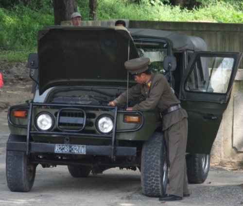 北朝鮮兵士（上級兵士）がジープ車両を整備している。中国で製造された車両で、連隊長級に配車されたものと推定される。（写真＝中央フォト）