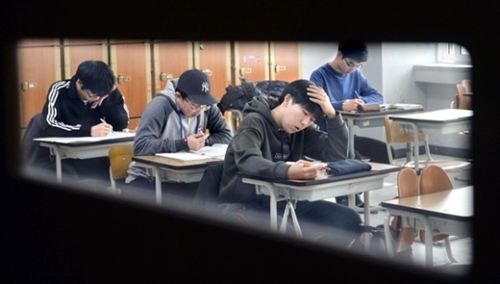 １６日、大学修学能力試験が１週間延期されて韓国中部の大田忠南高３年生の受験生が自習をしている。