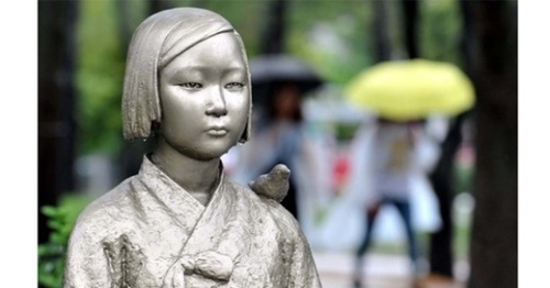 世界慰安婦の日である１４日、大田西区ポラメ公園に建てられた平和の少女像の目に降った雨が涙のように流れている。