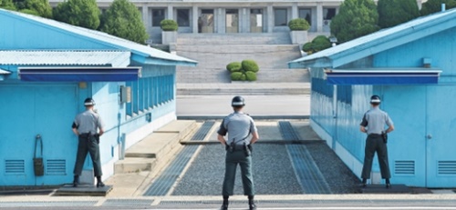 共同警備区域の韓国警備兵が北側を眺めている。