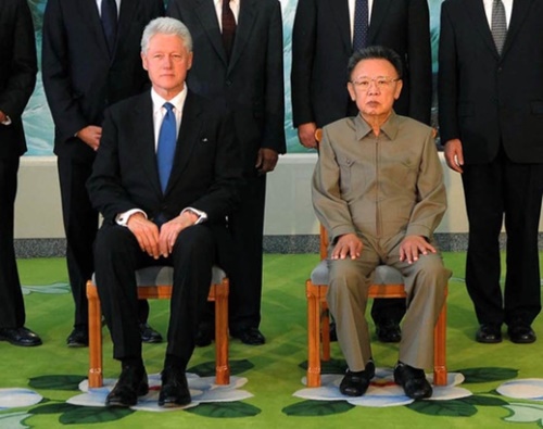 ２００９年８月、米国のビル・クリントン元大統領（左）が５カ月間抑留された米国女性記者釈放のために北朝鮮を訪問した後、金正日（右）と並んで撮影した写真。米国はオバマ政府の指示により私的な次元の北朝鮮訪問は制限し、北朝鮮はクリントン大統領を呼んでおきながら何のメッセージを伝えなかった。（写真＝中央フォト）