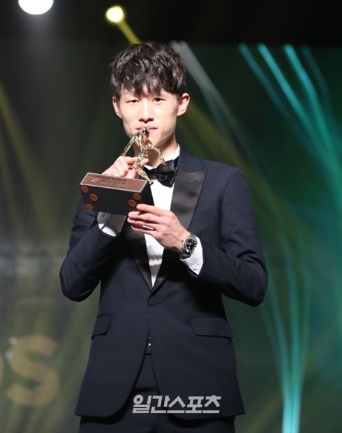 ２０日、ソウル西大門区弘恩洞のグランドヒルトンホテルのコンベンションホールでＫＥＢハナ銀行Ｋリーグ２０１７大賞授賞式が行われ、Ｋリーグクラシックで最優秀賞を受賞した李宰誠がトロフィーを手にポーズを取っている。