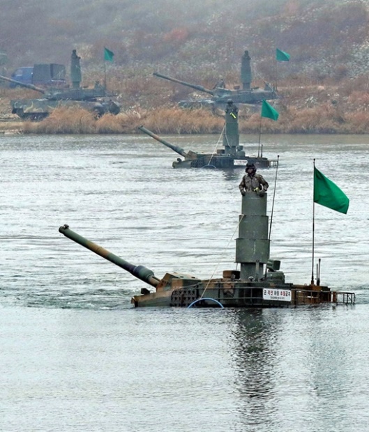 ２１日、京畿道驪州の渡河訓練場で陸軍２０機械化歩兵師団Ｋ２戦車の潜水渡河訓練が行われ、Ｋ２戦車が南漢江を渡っている。
