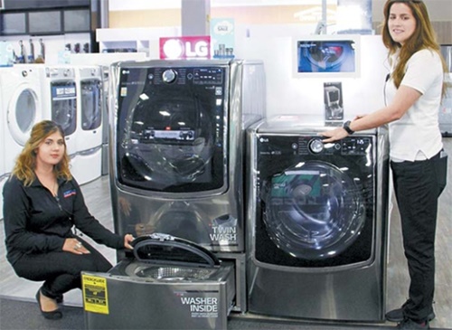 米流通最大手ベストバイの店頭でスタッフがＬＧエレクトロニクスの洗濯機「ツインウォッシュ」を紹介している。（写真＝中央フォト）