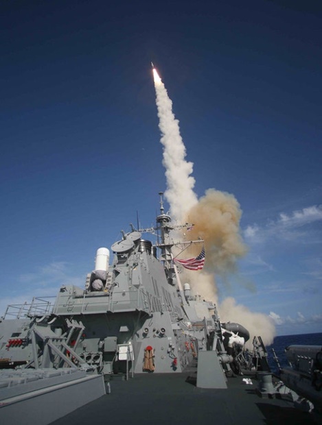 米海軍イージス駆逐艦「ディケーター」（ＤＤＧ　７３）が日米両国の企業が共同開発したＳＭ３迎撃ミサイルを発射している。（写真＝米海軍）
