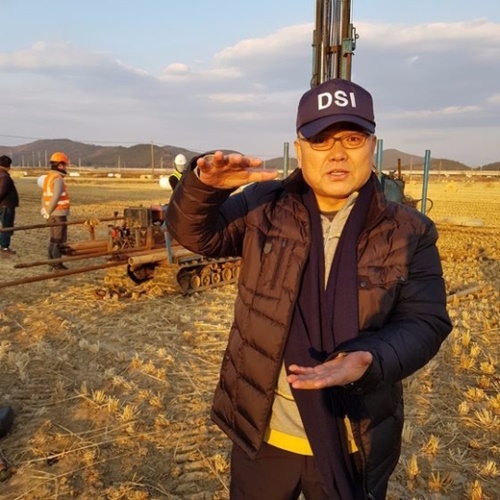 ２０日、シム・ジェヒョン院長が浦項北区興海邑の震源地周辺の田んぼで液状化調査に関して説明している。