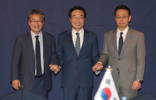 韓日米６カ国協議首席代表。左から米国務省のジョセフ・ユン北朝鮮担当特別代表、韓国外交部の李度勲（イ・ドフン）韓半島平和交渉本部長、日本外務省の金杉憲治アジア大洋州局長。