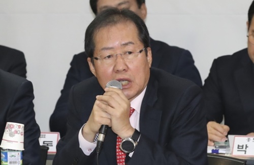 自由韓国党の洪準杓代表が汝矣島党事務所で最高委員会議で冒頭発言をしている。