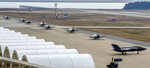 韓米連合空軍訓練「ビジラント・エース（Ｖｉｇｉｌａｎｔ　ＡＣＥ）」に参加した米空軍第３４戦闘飛行団所属のＦ－３５ＡライトニングＩＩ戦闘機（右）とＦ－１６戦闘機が群山（クンサン）空軍基地の滑走路で起動している。（写真＝米第７空軍）